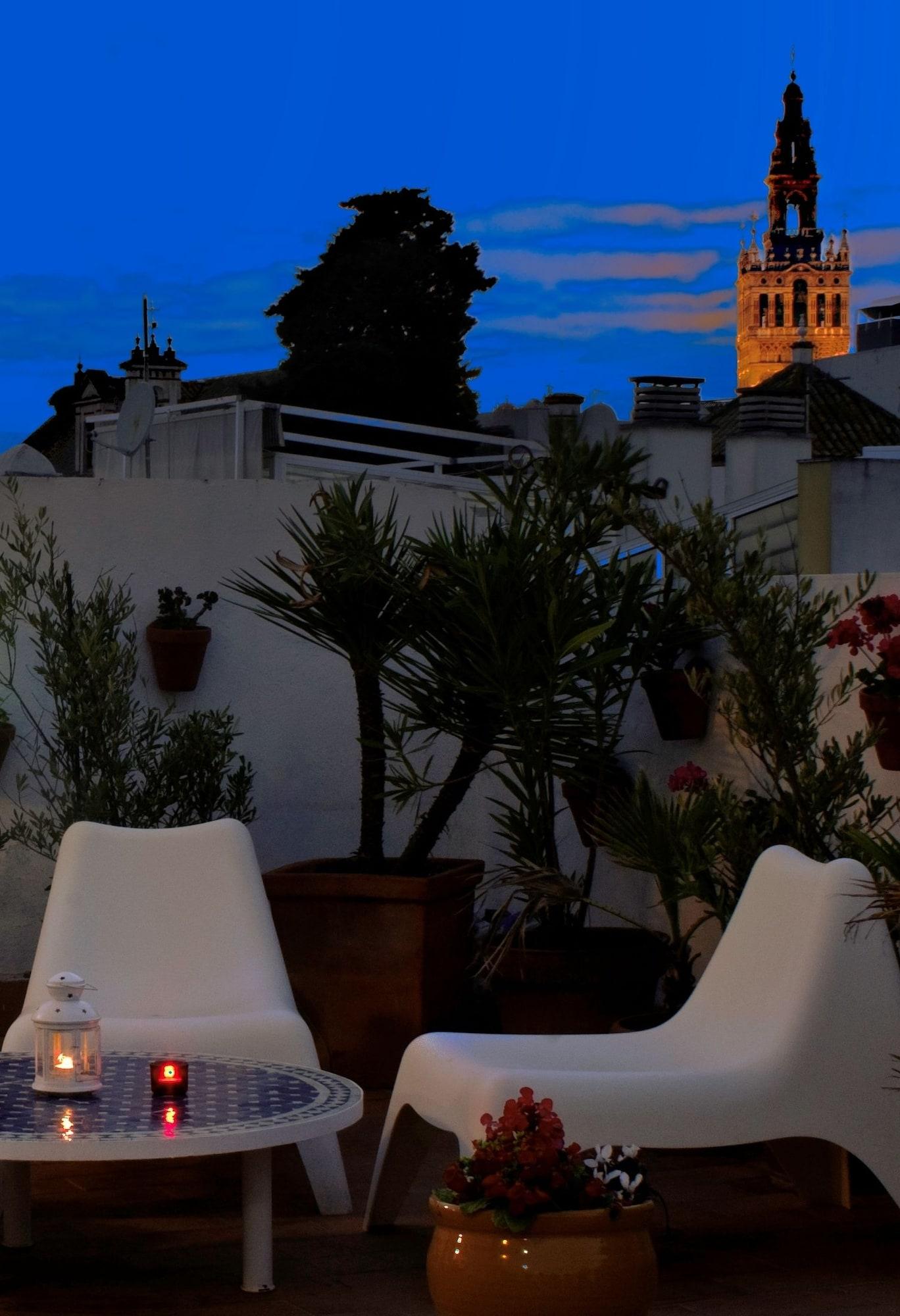 HOTEL UN PATIO EN SANTA CRUZ SEVILLE 2 Spain from 87 HOTELMIX